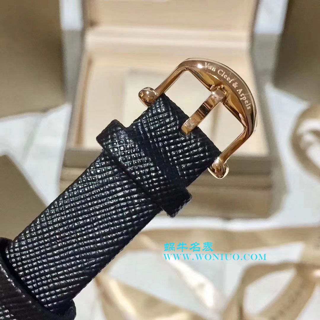 独家实拍 梵克雅宝 喜鹊女士 wrist watch 俏皮可爱 寓意深厚 吊坠可以自由转动 / 梵克雅宝VCA04