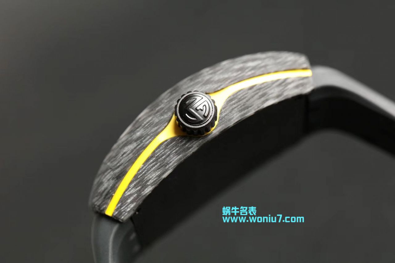 Franck MullerFRANCK MULLER复刻高仿再创新作V45在夜幕低垂之时，Vanguard Carbon  fibre 展现充满未来感的外型，令人耳目一新 / FL026