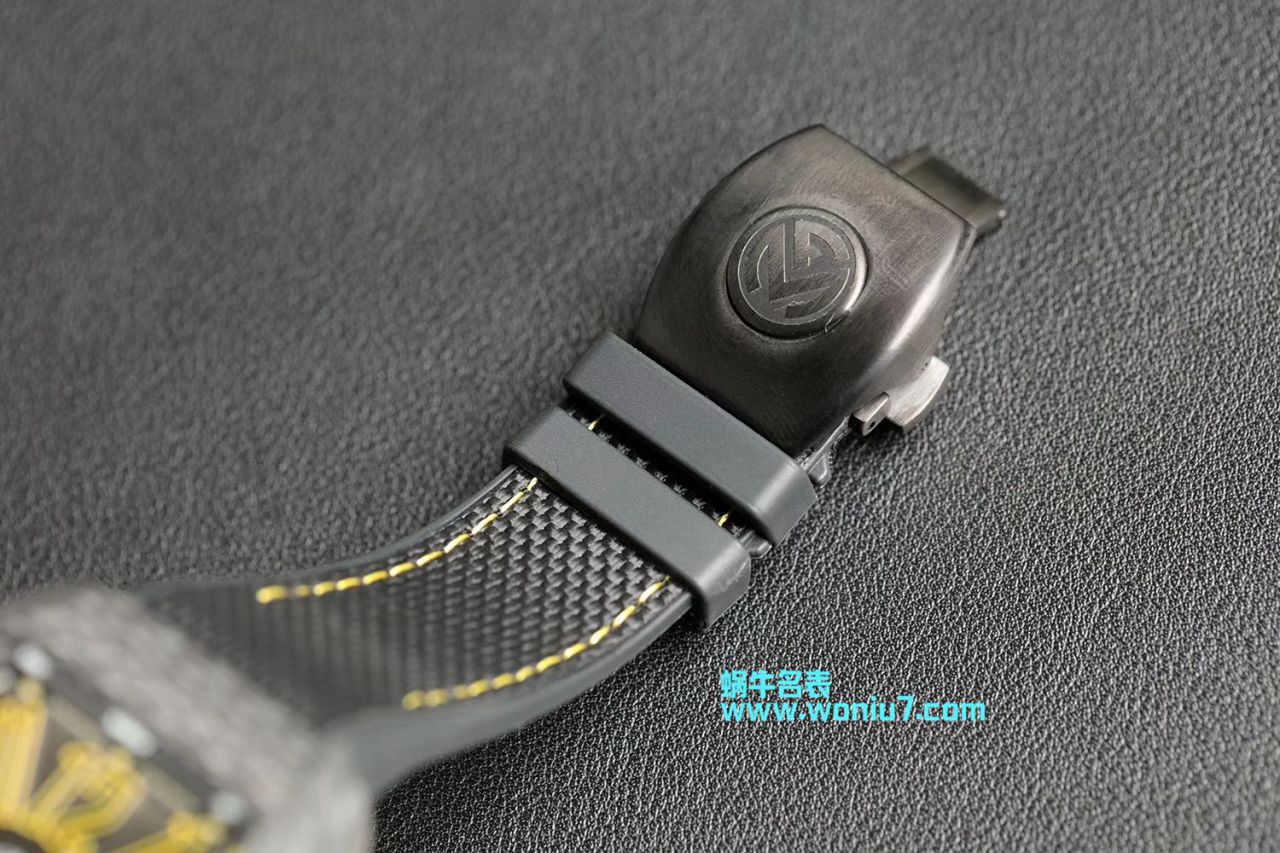 Franck MullerFRANCK MULLER复刻高仿再创新作V45在夜幕低垂之时，Vanguard Carbon  fibre 展现充满未来感的外型，令人耳目一新 / FL026