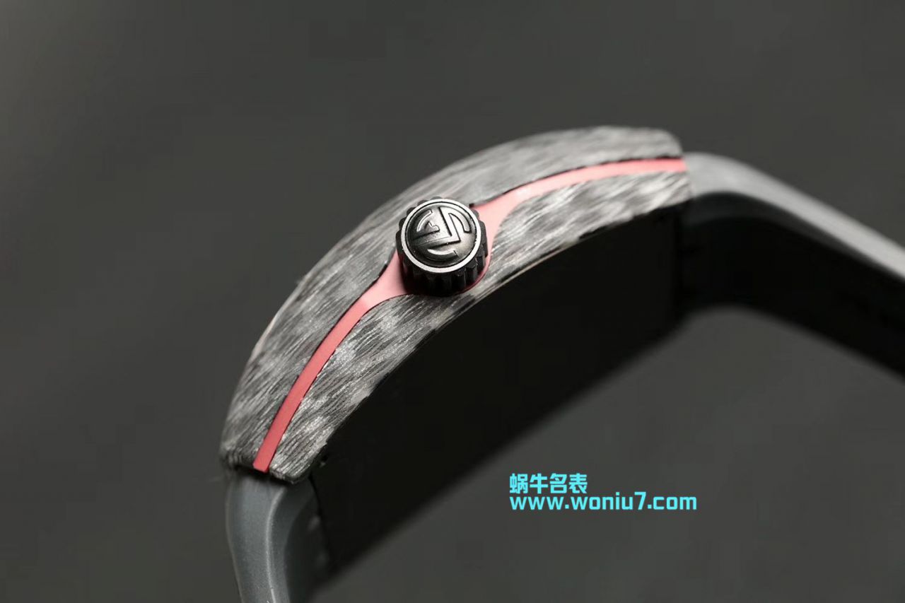 Franck MullerFRANCK MULLER复刻高仿再创新作V45在夜幕低垂之时，Vanguard Carbon  fibre 展现充满未来感的外型，令人耳目一新 / FL026