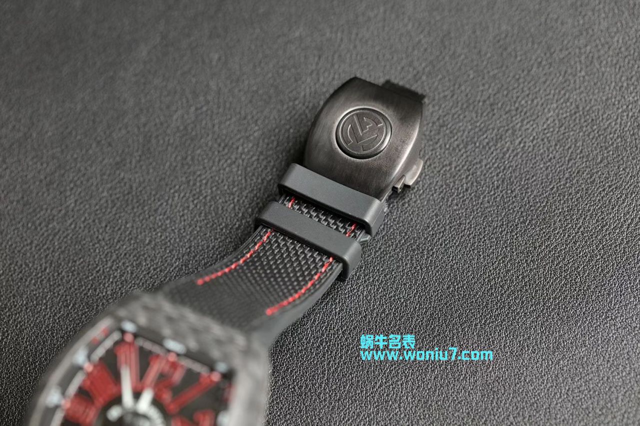 Franck MullerFRANCK MULLER复刻高仿再创新作V45在夜幕低垂之时，Vanguard Carbon  fibre 展现充满未来感的外型，令人耳目一新 / FL026