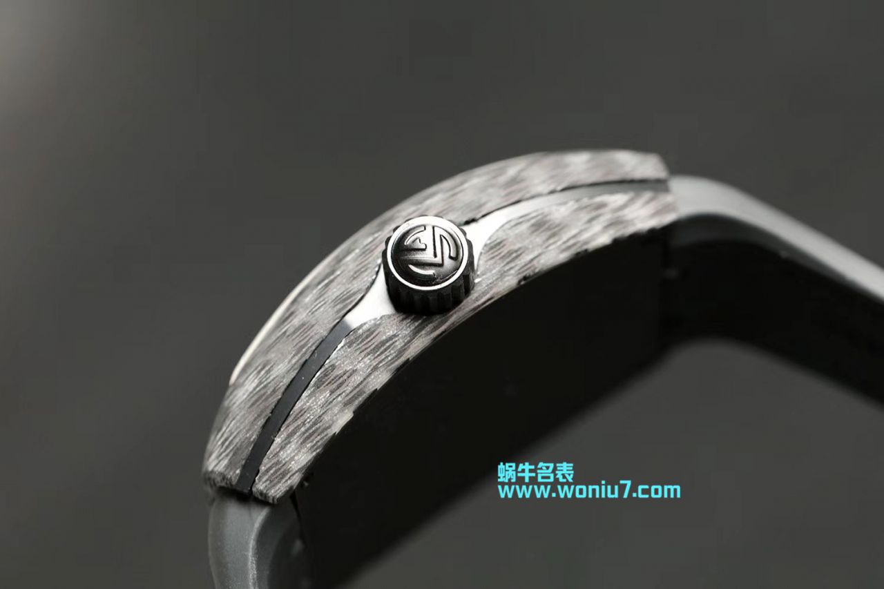 Franck MullerFRANCK MULLER复刻高仿再创新作V45在夜幕低垂之时，Vanguard Carbon  fibre 展现充满未来感的外型，令人耳目一新 / FL026