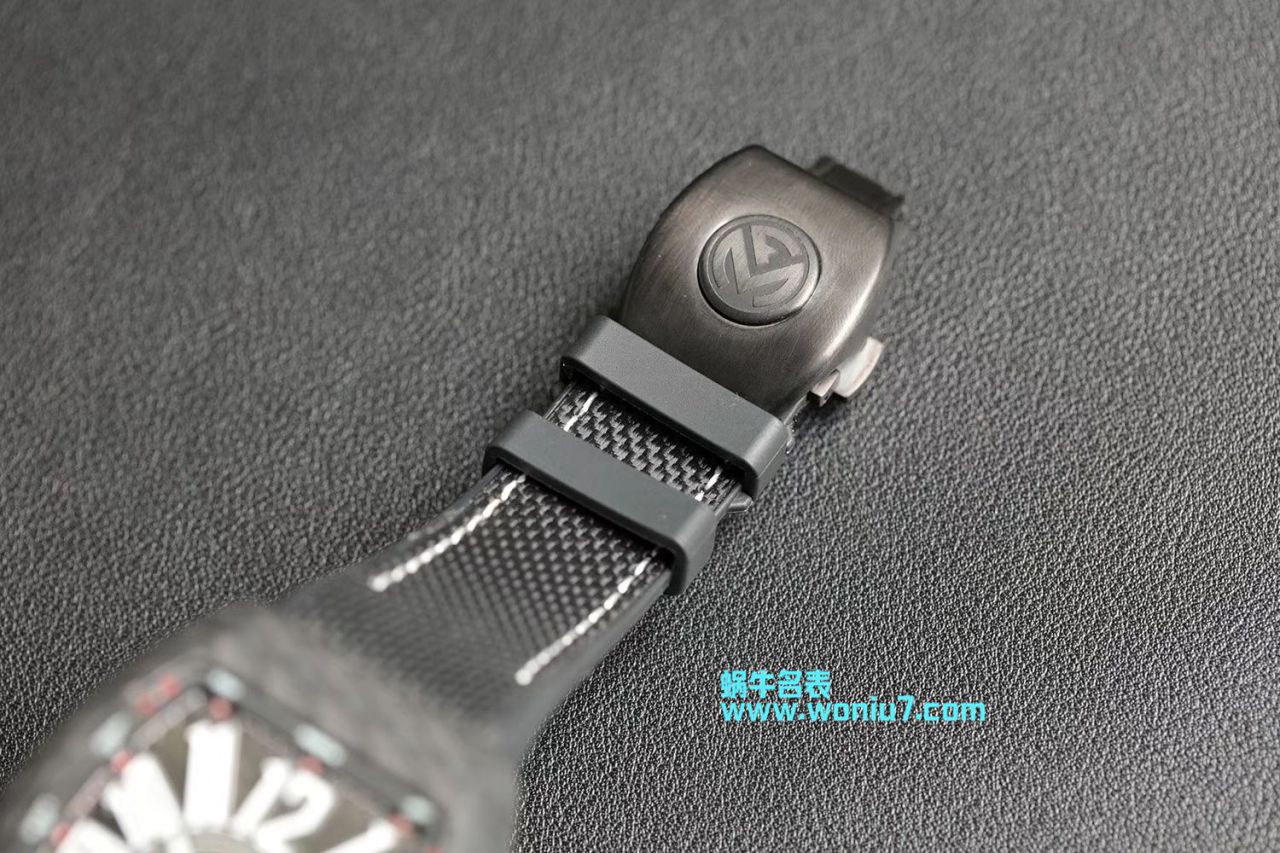 Franck MullerFRANCK MULLER复刻高仿再创新作V45在夜幕低垂之时，Vanguard Carbon  fibre 展现充满未来感的外型，令人耳目一新 / FL026