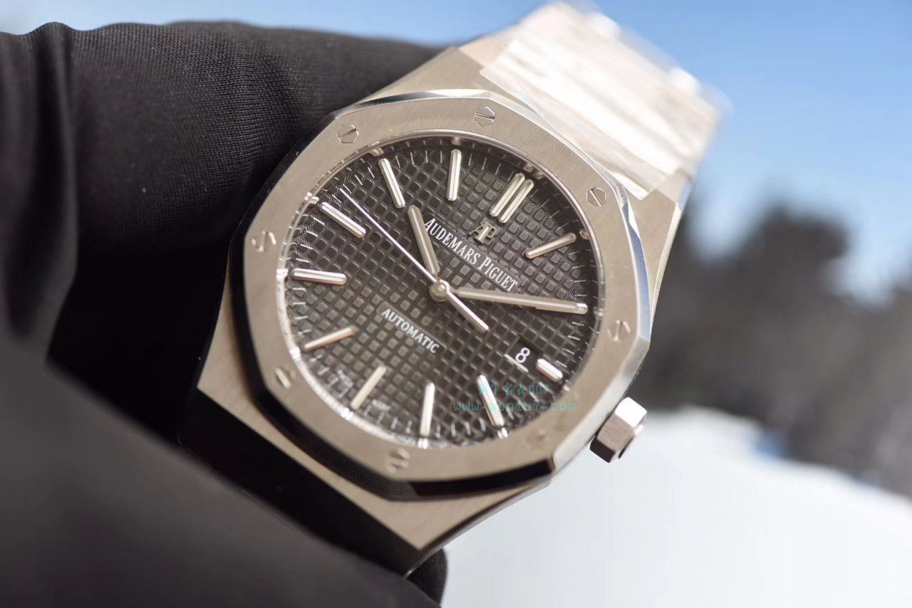 【视频测评JF Factory 1:1高仿手表】Audemars Piguet 皇家橡树系列15400ST.OO.1220ST.03《黑盘》 wrist watch   / AP023