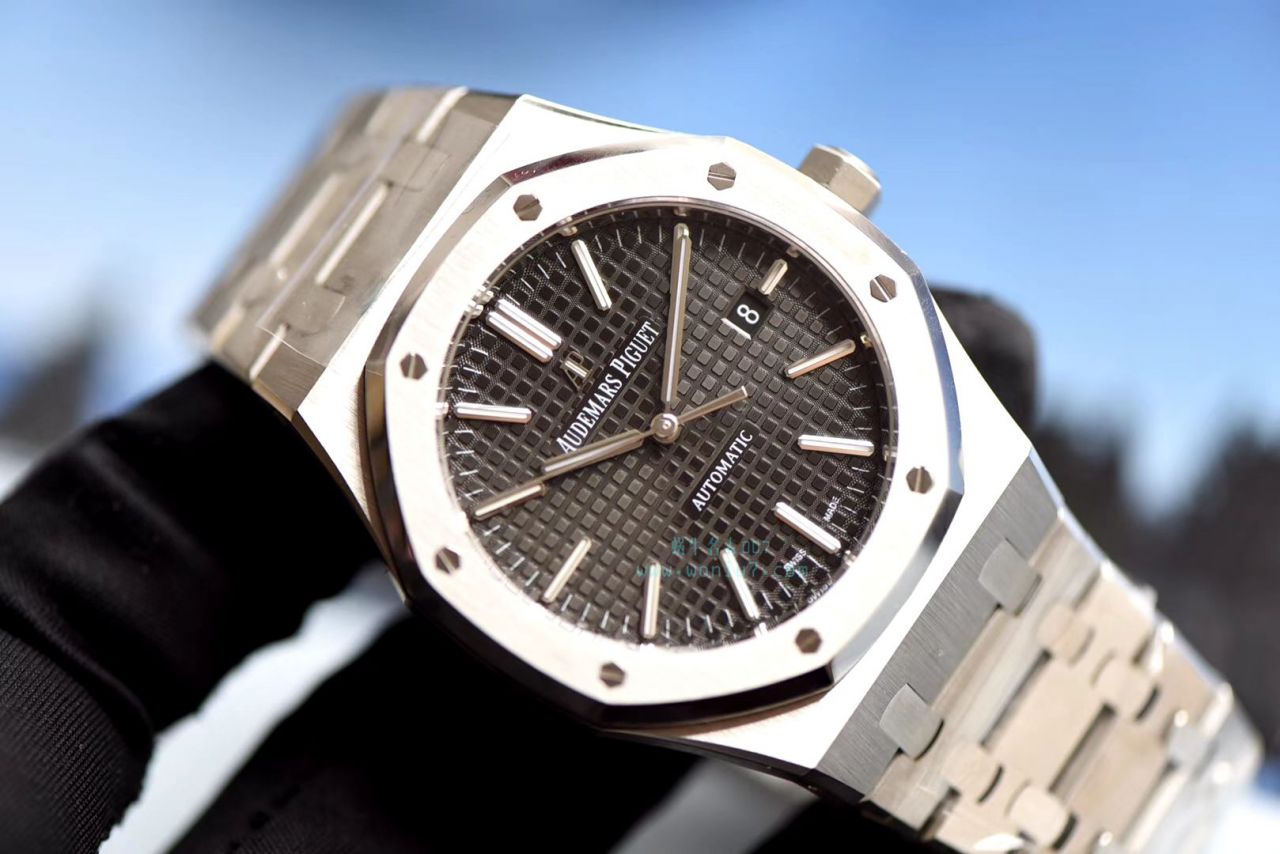 【视频测评JF Factory 1:1高仿手表】Audemars Piguet 皇家橡树系列15400ST.OO.1220ST.03《黑盘》 wrist watch   / AP023