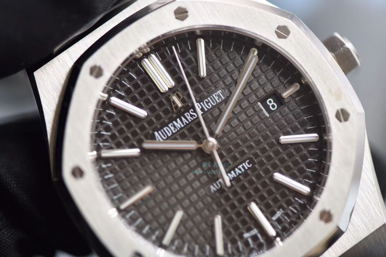 【视频测评JF Factory 1:1高仿手表】Audemars Piguet 皇家橡树系列15400ST.OO.1220ST.03《黑盘》 wrist watch   / AP023