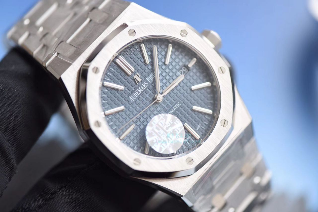 【视频测评JF一比一超A高仿手表】Audemars Piguet 皇家橡树系列15400ST.OO.1220ST.03《蓝面》男表 / JF AP 15400ST