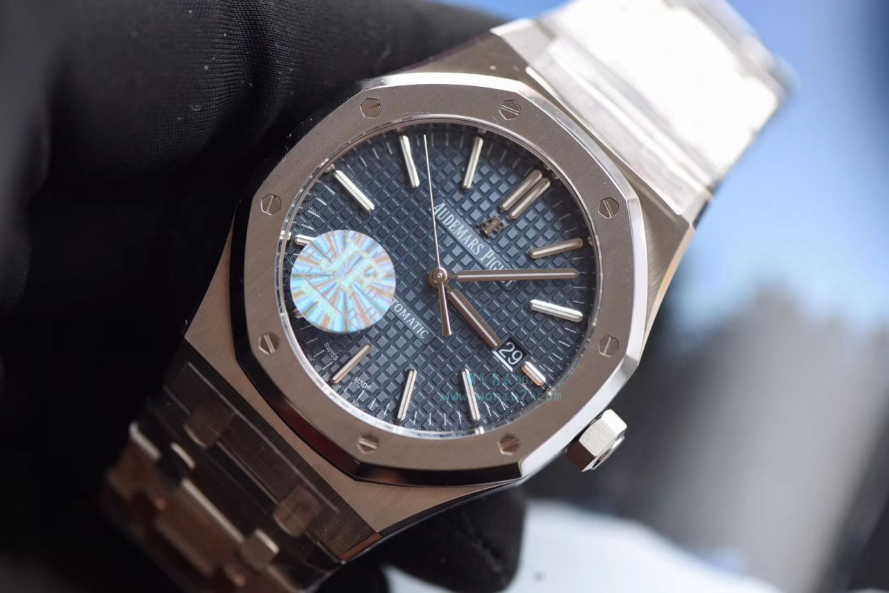 【视频测评JF一比一超A高仿手表】Audemars Piguet 皇家橡树系列15400ST.OO.1220ST.03《蓝面》男表 / JF AP 15400ST