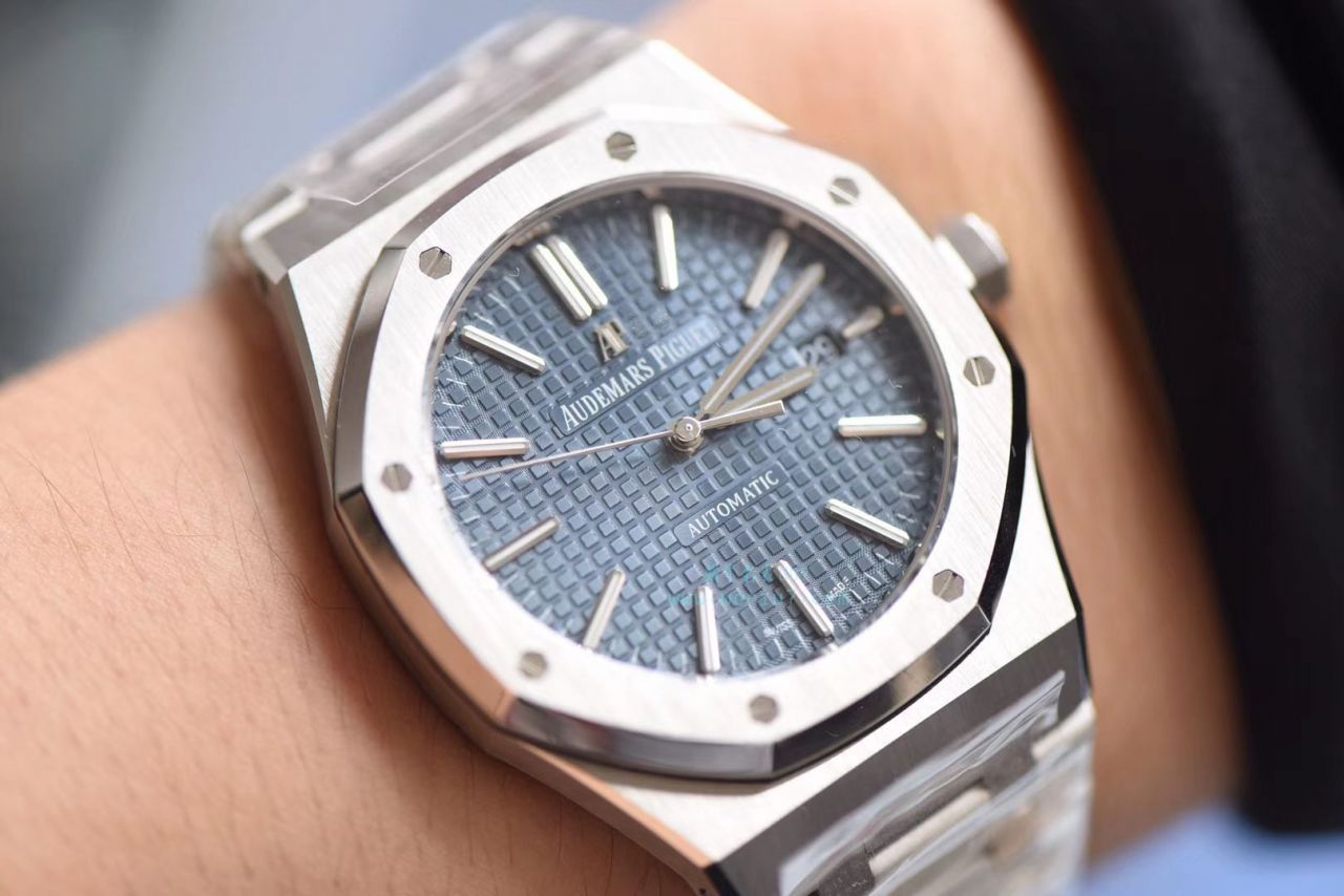 【视频测评JF一比一超A高仿手表】Audemars Piguet 皇家橡树系列15400ST.OO.1220ST.03《蓝面》男表 / JF AP 15400ST