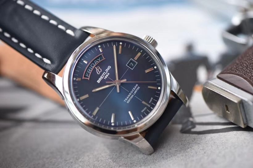 【 Video analysis 复刻表和正品表的区别】V7出品 Breitling 越洋系列 Day-Date 款超级副本 / BL100