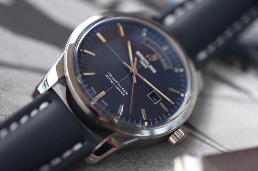 【 Video analysis 复刻表和正品表的区别】V7出品 Breitling 越洋系列 Day-Date 款超级副本 / BL100