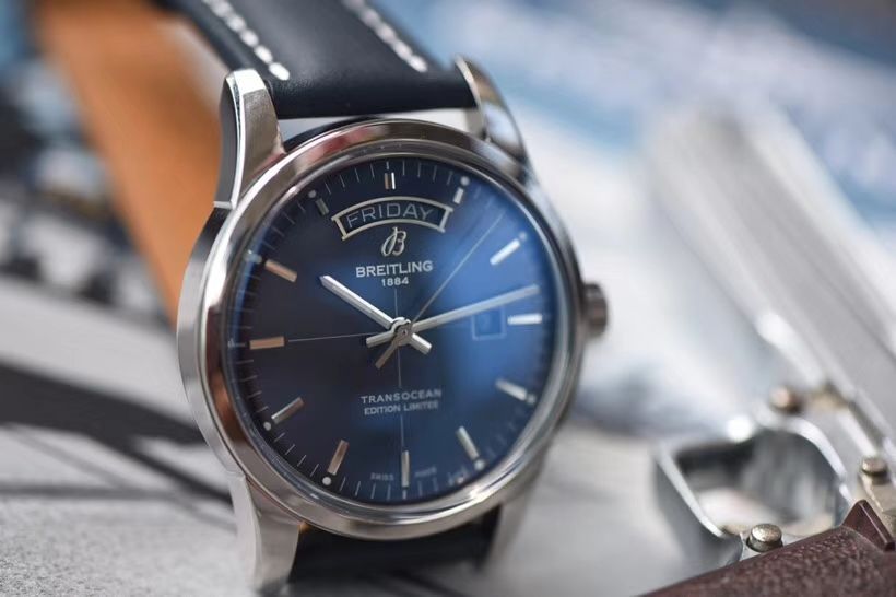 【 Video analysis 复刻表和正品表的区别】V7出品 Breitling 越洋系列 Day-Date 款超级副本 / BL100