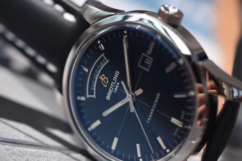 【 Video analysis 复刻表和正品表的区别】V7出品 Breitling 越洋系列 Day-Date 款超级副本 / BL100