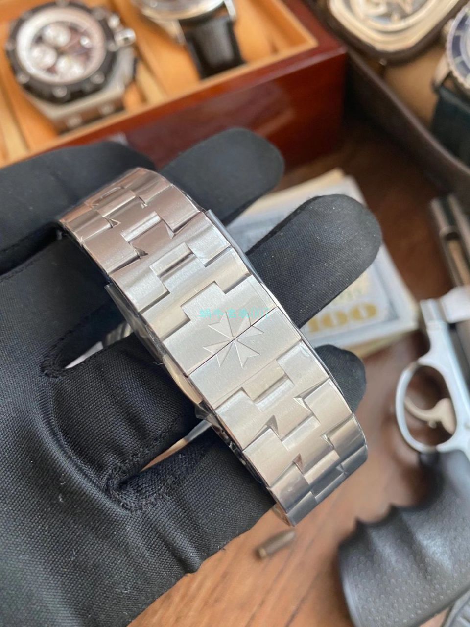 XF Factory Vacheron Constantin   Overseas 1比1复刻高仿手表海外超薄2000v黑面 / JS233