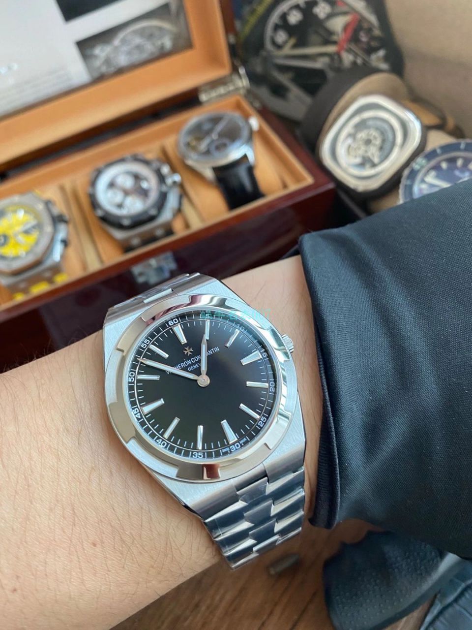 XF Factory Vacheron Constantin   Overseas 1比1复刻高仿手表海外超薄2000v黑面 / JS233